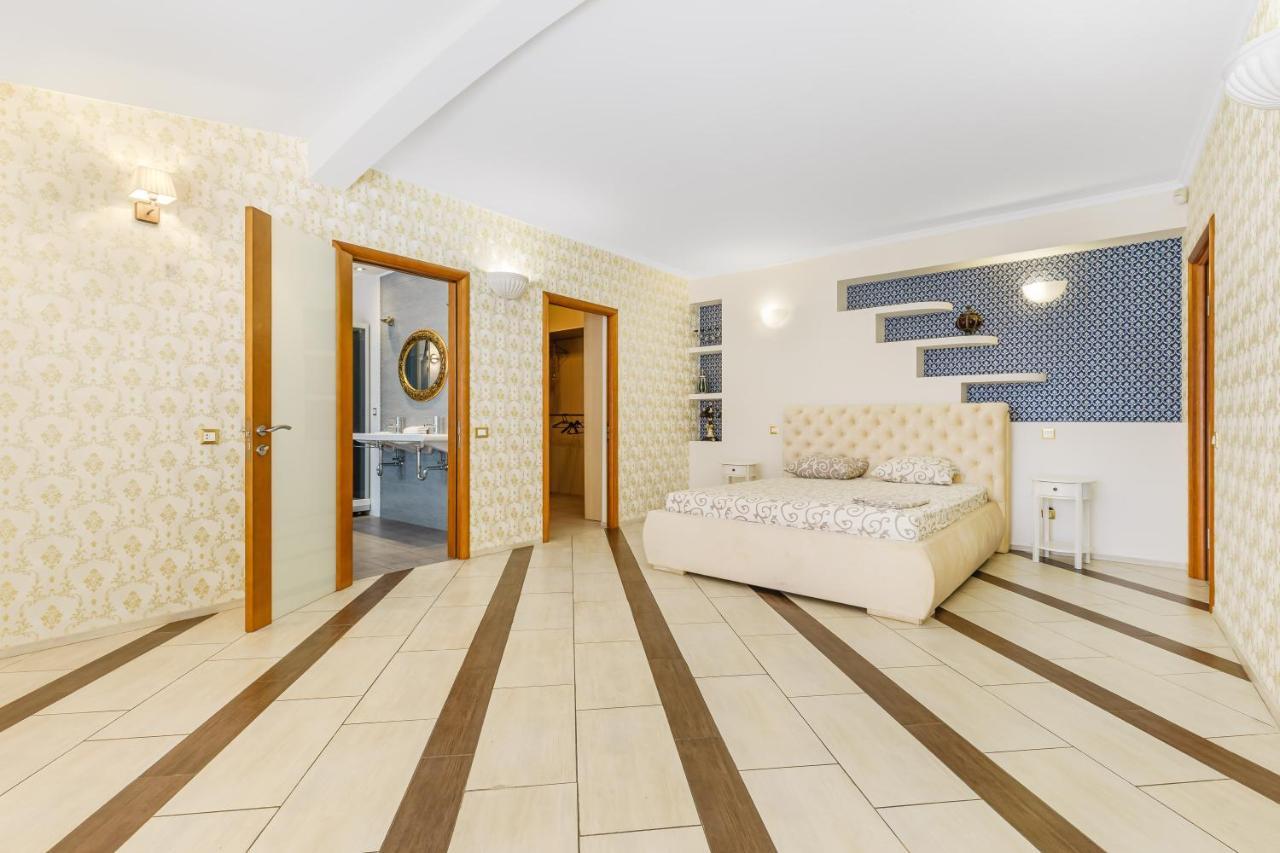 Deribasivska Cozy 4-Room Apartment Odessza Kültér fotó